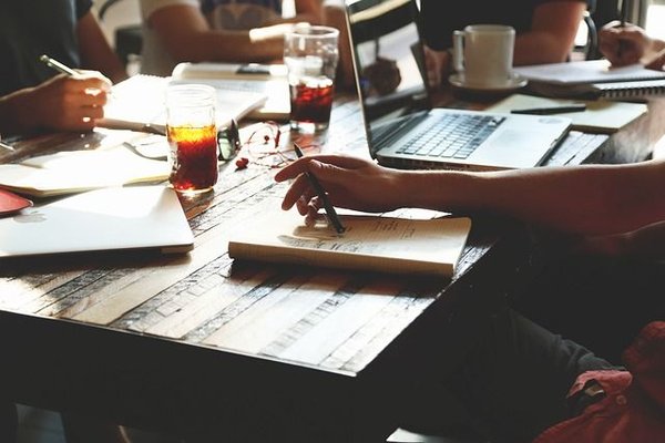 Qu'est-ce qui différencie les achats directs des achats indirects?